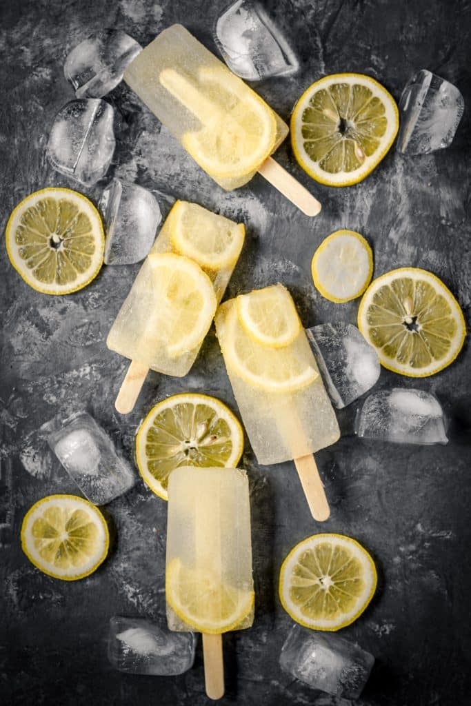 Lemonade popsicles with fresh slices of lemon.