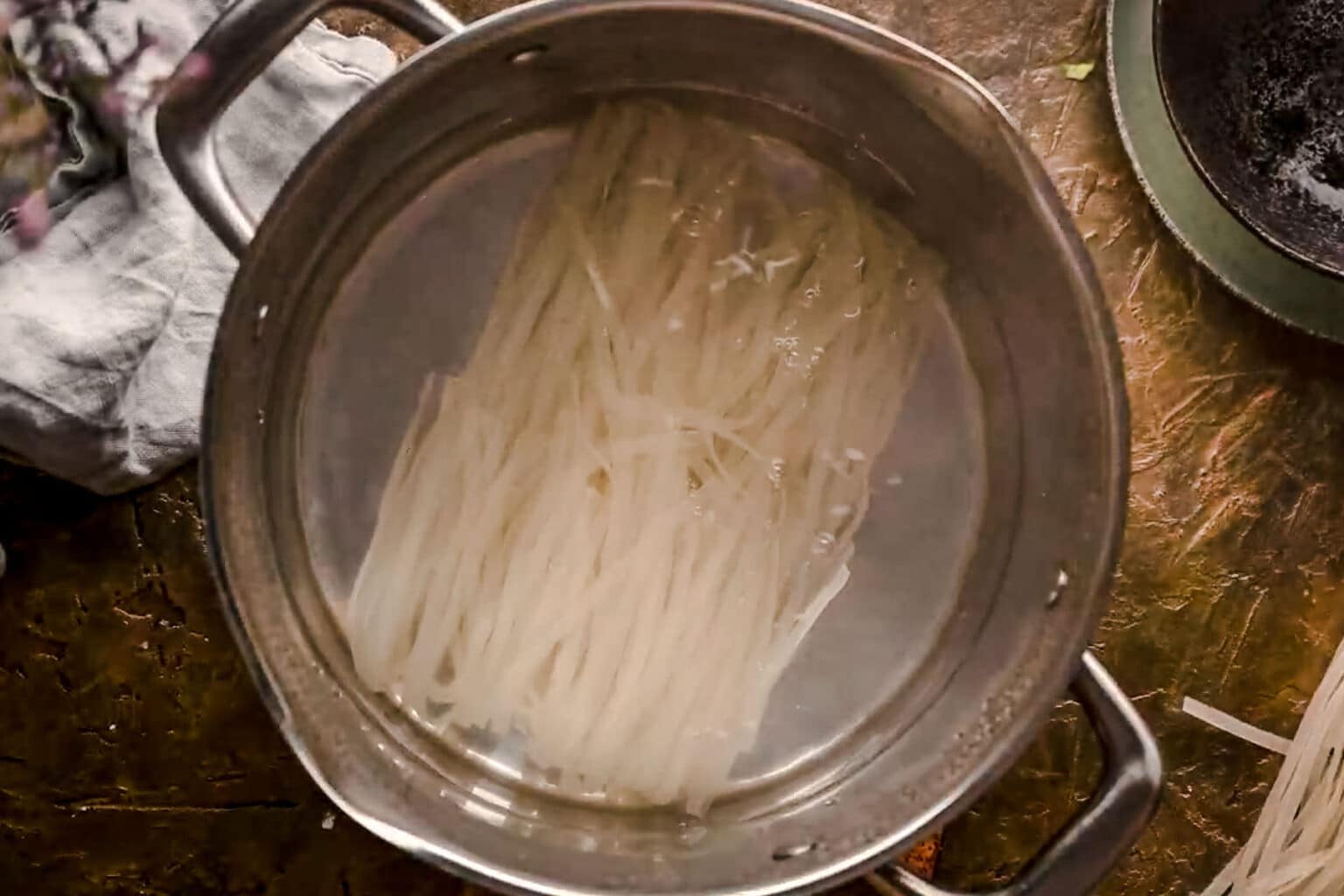 Cooks Rice Noodle How To Cook Rice Noodles (With Video) - Raepublic