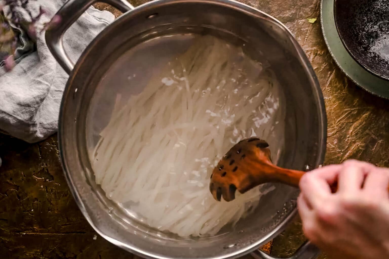 Cooks Rice Noodle How To Cook Rice Noodles (With Video) - Raepublic