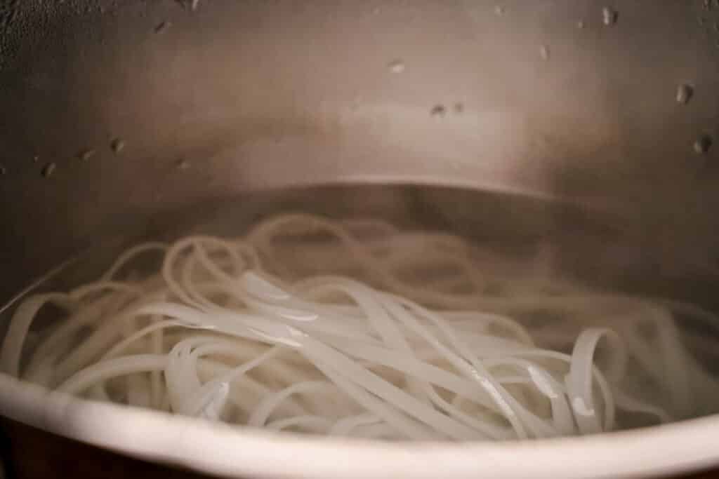 Cooks Rice Noodle How To Cook Rice Noodles (With Video) - Raepublic