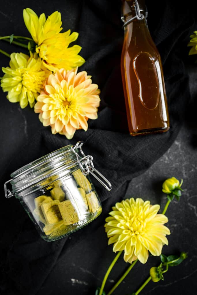 Veggie stock and cubes with yellow flowers.