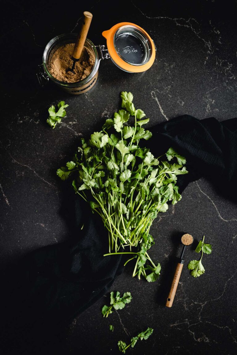 25 Best Substitutes For Cilantro (Fresh and Dried Options)