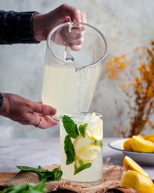 What's your favorite summer drink? Mine's homemade lemonade. There's nothing quite so refreshing! Ready in 5-minutes it can't be beat! #raepublic⁣
⁣
#lemonade #homemadelemonade #freshsqueezedlemonade #summerdrink #🍋 #mocktailrecipe
