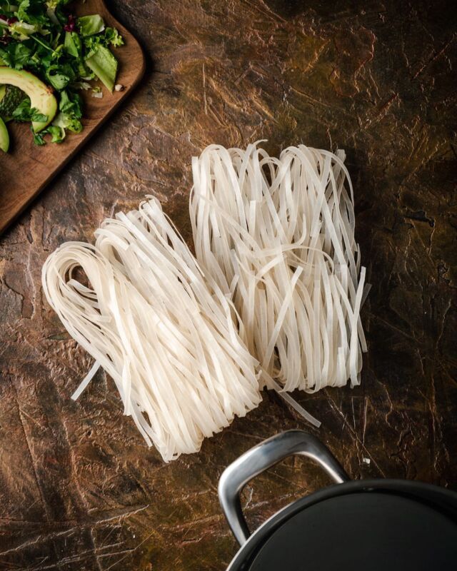 If you are wondering how to cook rice noodles, look no further! There are a few different cooking methods for dry rice noodles. They can help you make Tom Kha Gai, Mai Fun, Pad Thai, stir-fries, and all sorts of exciting dishes.
#raepublic #ricenoodles #ricenoodlesoup #plantbasedrecipe