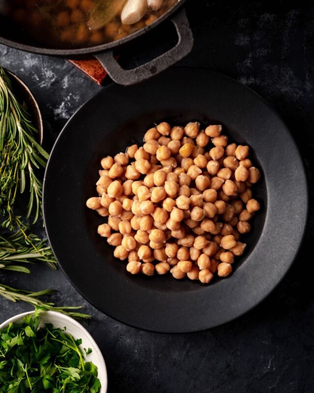 If you’re wondering how to cook garbanzo beans, it’s easier than you might think. Dry garbanzo beans (also known as chickpeas) are a nutritious way to make great recipes. They’re full of dietary fiber and plant-based protein. Learn how to cook dried chickpeas and get them ready for your homemade hummus or other chickpea recipes!
⠀⠀⠀⠀⠀⠀⠀⠀⠀
#raepublic #chickpeas # chickpeasrecipe #plantbasedcooking #vegancooking #garbanzobeans