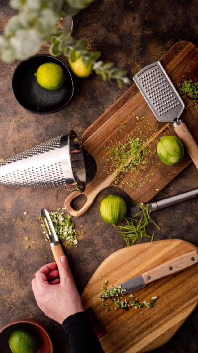 Have you ever made lime zest? Here’s 5 ways to zest a lime! Did you know that if you don’t have a micro plane or zester you can still make lime zest! 

#raepublic #limes #limezest #plantbasedvegan #plantbaseddiet
⠀⠀⠀⠀⠀⠀⠀⠀⠀
https://raepublic.com/how-to-zest-a-lime/