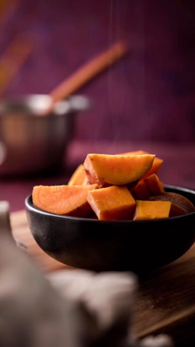 One of the best cooking methods for sweet potatoes is to boil them. This simple way to prep them for any sweet potato recipe will help you create a variety of dishes, from that sweet potato pie to the perfect side dish for any meal!
#raepublic #sweetpotatoes #sweetpotato #plantbasedcooking #plantbasedrecipes #wfpbdiet
⠀⠀⠀⠀⠀⠀⠀⠀⠀
https://raepublic.com/how-to-boil-sweet-potatoes/