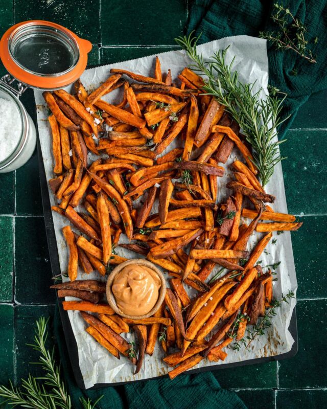 Indulge in the irresistible taste and comforting warmth of roasted sweet potato fries. These oven-baked fries combine the natural sweetness of sweet potatoes with a delightful mix of spices and herbs, offering a healthy yet indulgent treat. #raepublic #sweetpotatoes #sweetpotatofries #sweetpotatocasserole #thanksgivingrecipes #orangefood